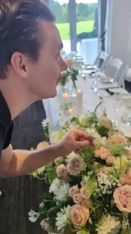 Finishing the flowers on the table